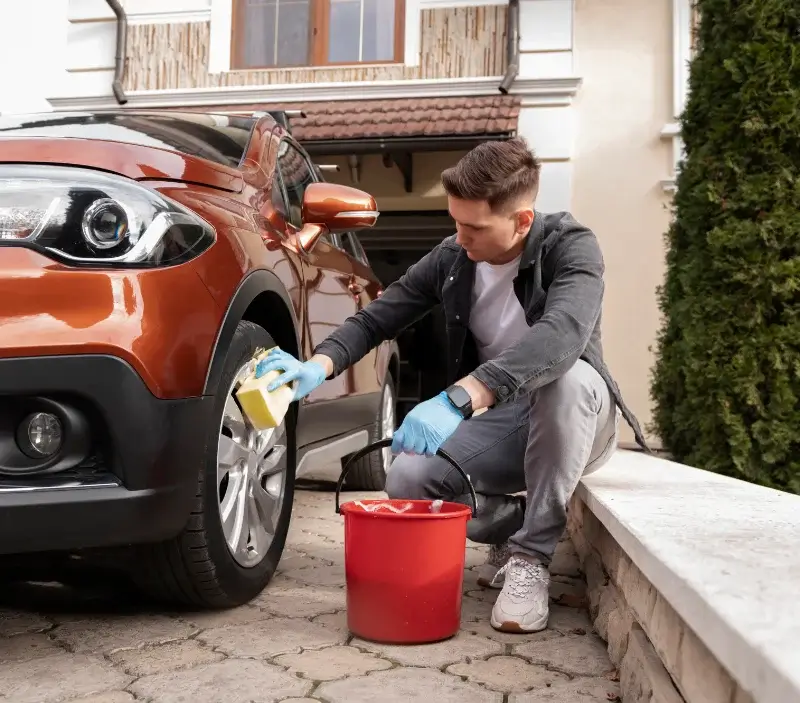 Lavage auto à domicile Plounévez-Moëdec : professionnel intervenant sur un véhicule